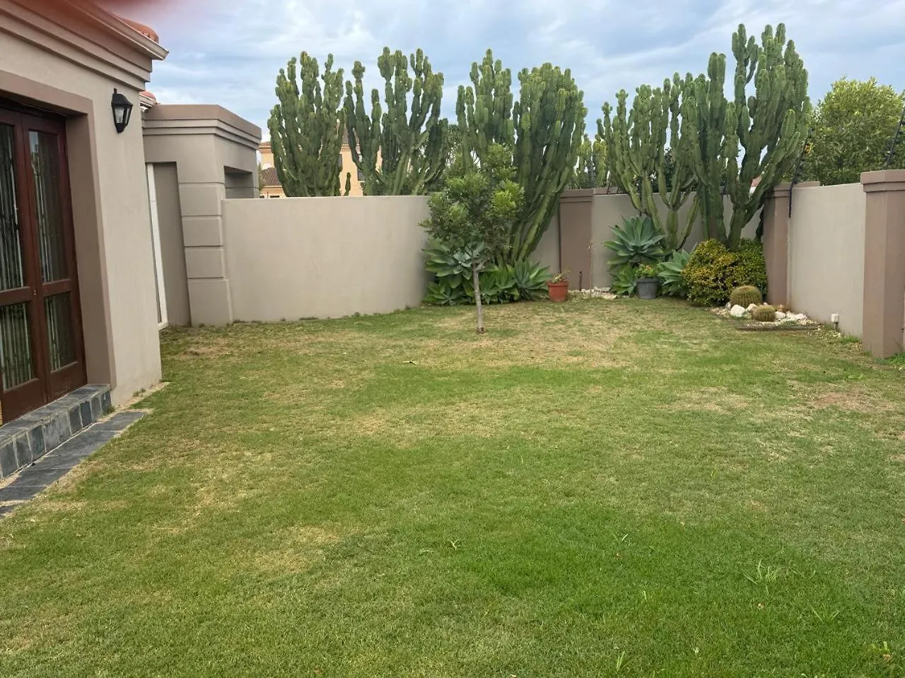 5 On Dana Villa Port Elizabeth 0*,